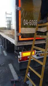 שלטים ומדבקות למשאית