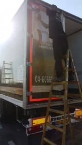 התקנת מדבקות חיפוי למשאיות