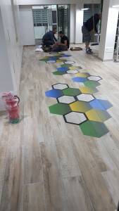 מדבקות רצפה לעסקים