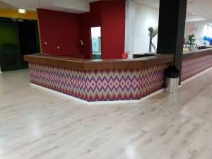 חיפוי עמדות במדבקות