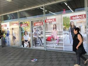 ייצור מדבקות וטפטים לחנות