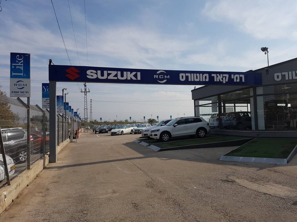 שילוט באותיות פי וי סי