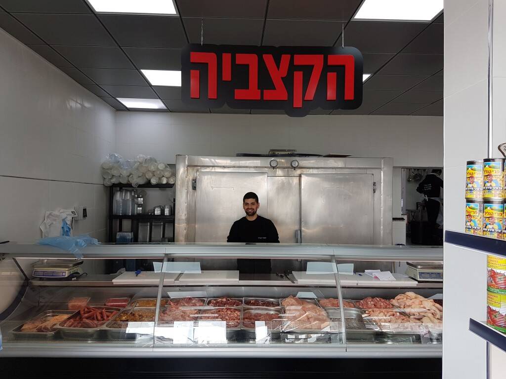 שילוט אותיות פי וי סי