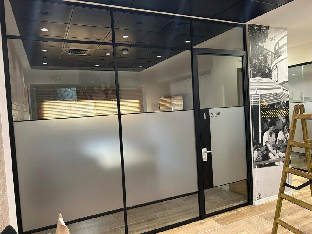 טפט חלבי למשרד