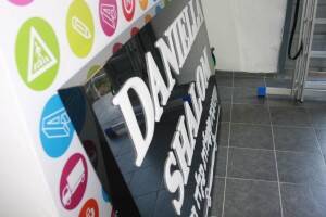 שלט מואר למעצבת שמלות כלה