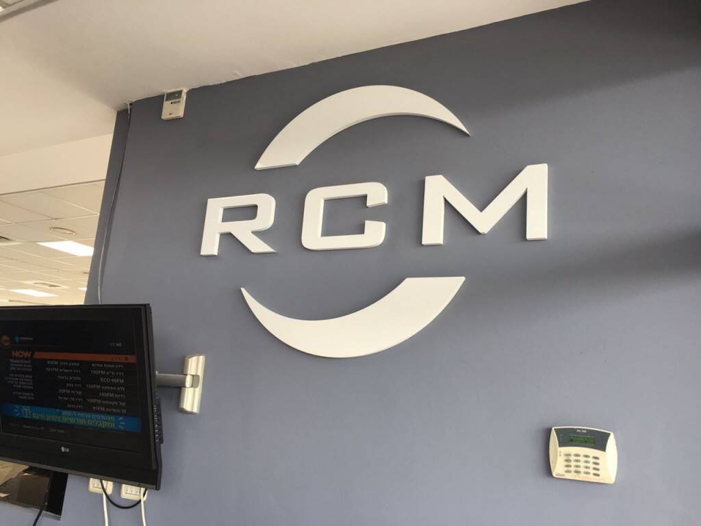 שלטים אותיות פי וי סי