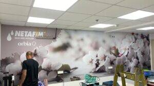 חיפוי קיר עם מדבקה