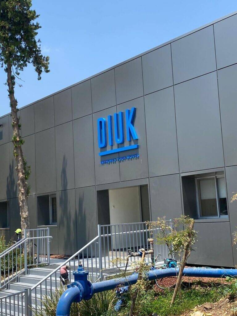 עיצוב אותיות בולטות לשלטים